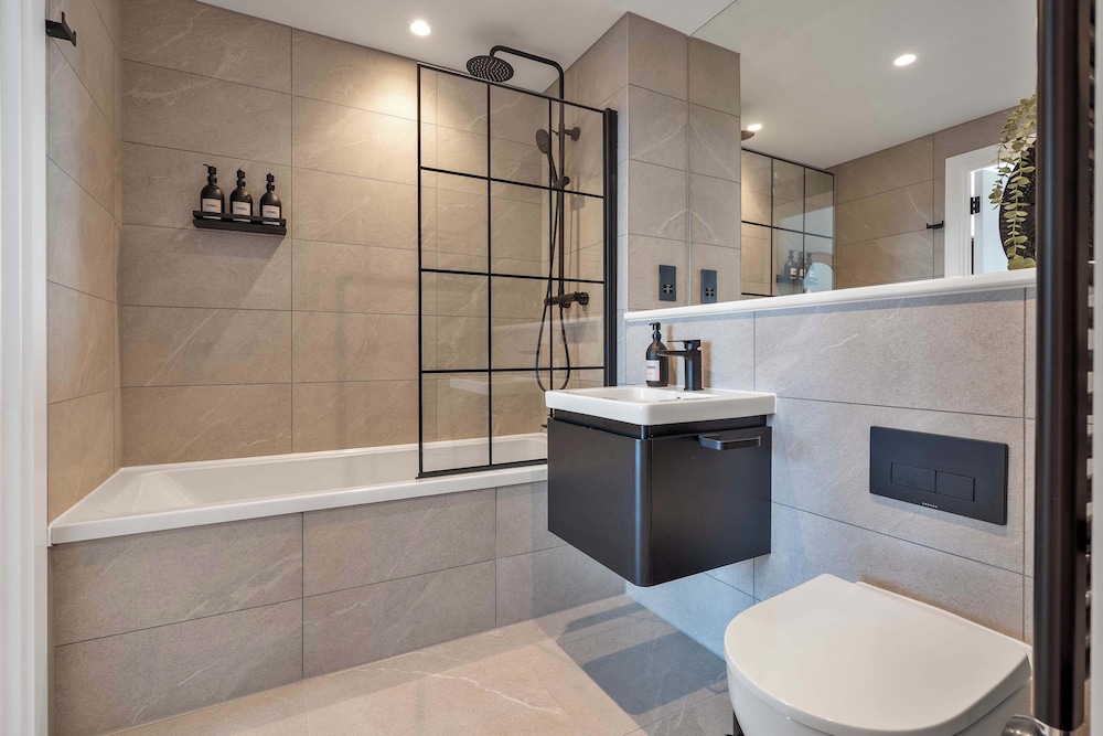 Cottonopolis Suite With 1 Bedrooms and 1 Bathrooms