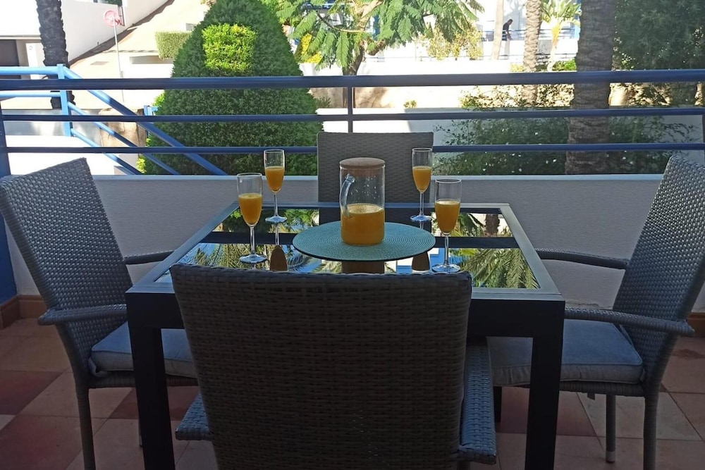 2 Bed Apt - Close To Beach - Pool - Balcony
