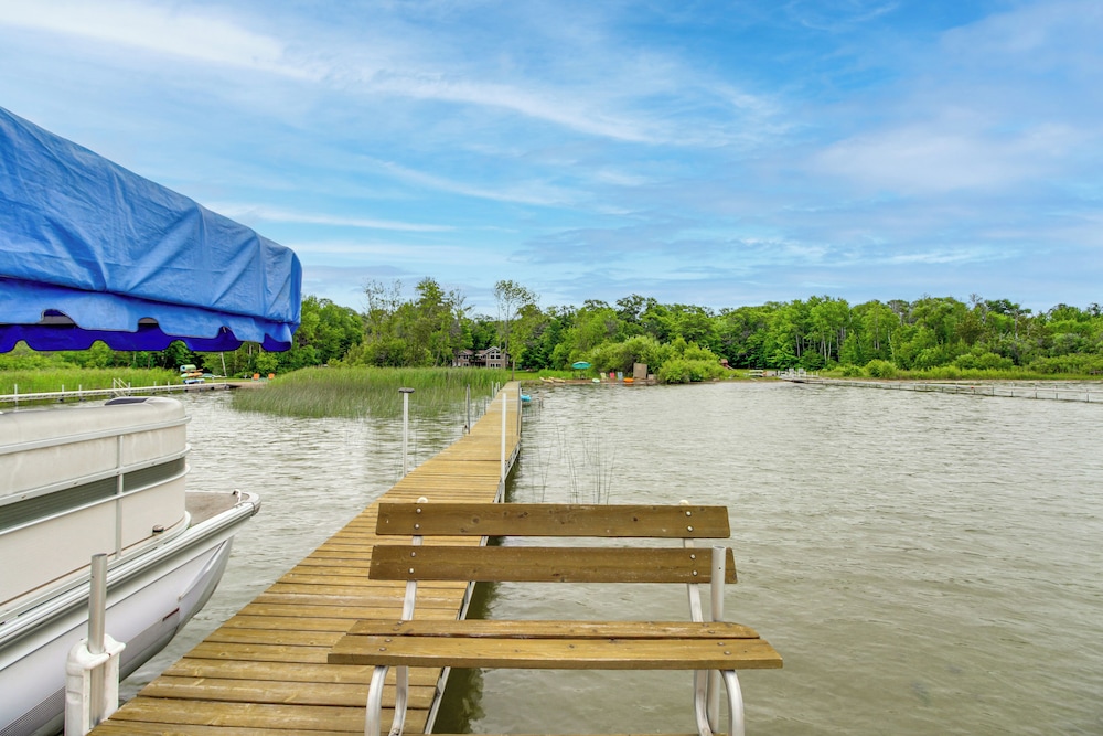 Hot Tub & Game Room: Lakefront Merrifield Retreat!