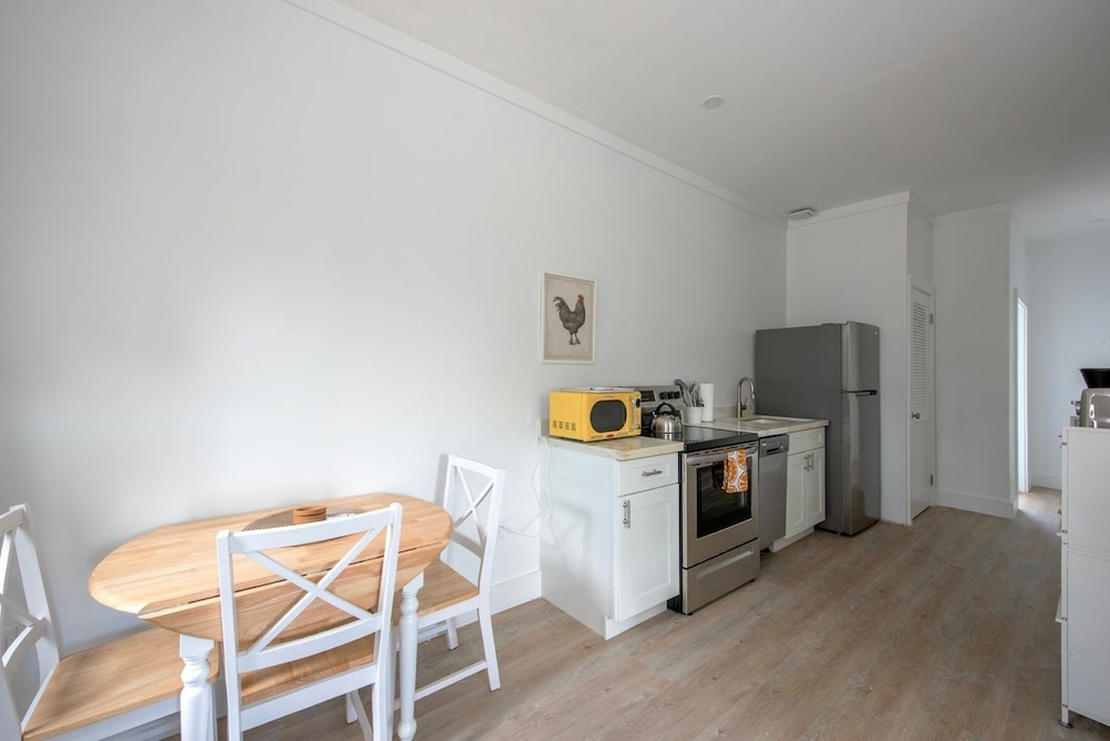 Laughing Bird Studio #7 - Brand New Stylish Apartment, Pool, Bea 1 Bedroom Condo, photo 11