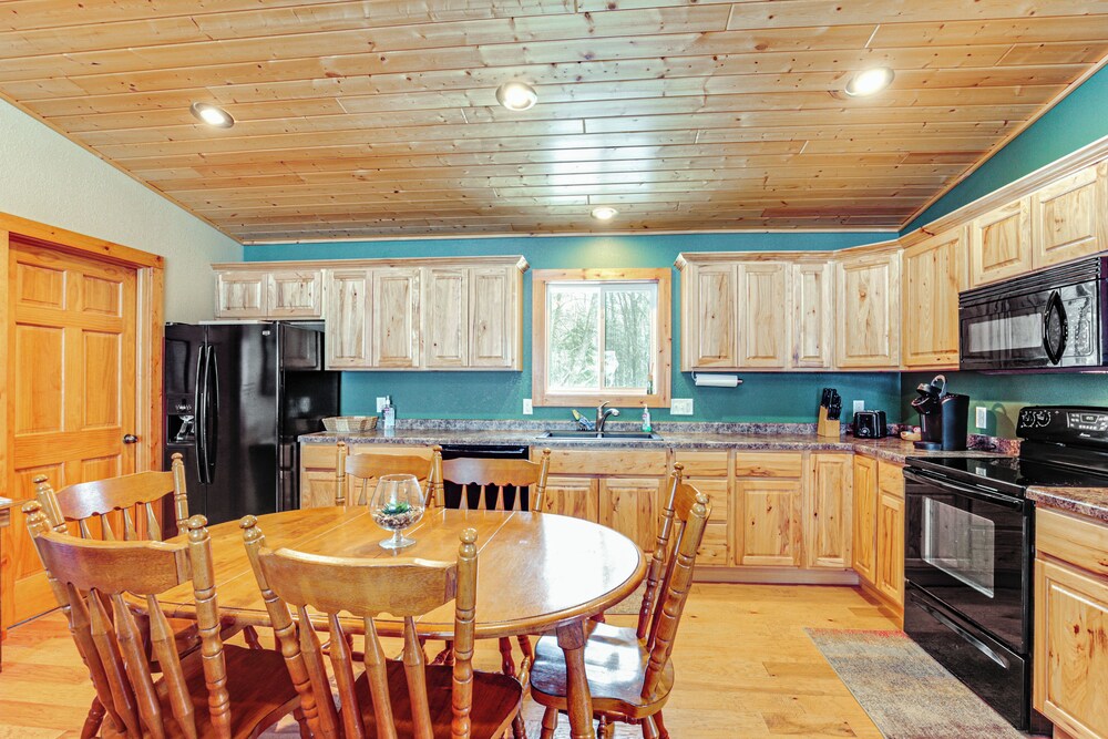 Private Dock, BBQ Ready: Lakefront Fifield Home!