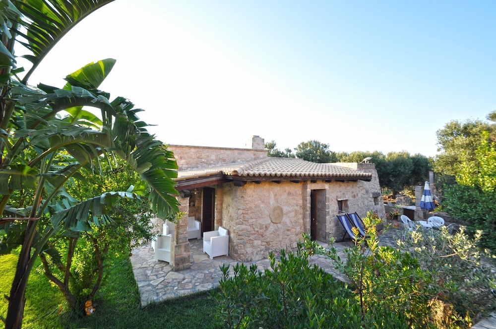 Trullo dei Beneficati a Pochi Metri dal Mare