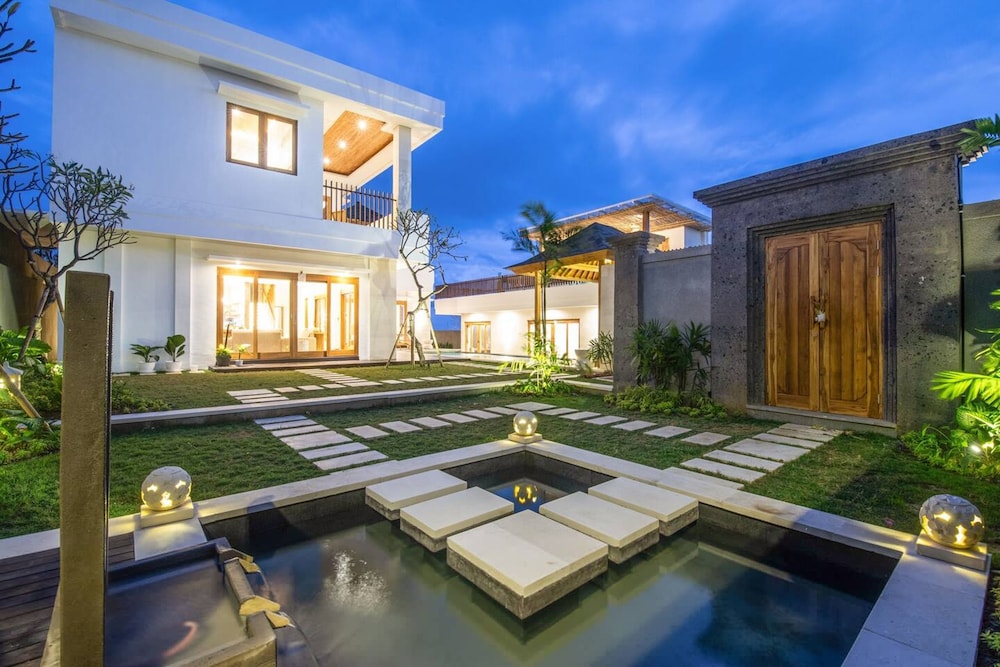 Breeze Opulent 6 BR in With Ocean View 5 Mins to Savaya