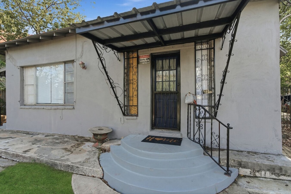 Spacious 2BR Duplex Near Downtown San Antonio