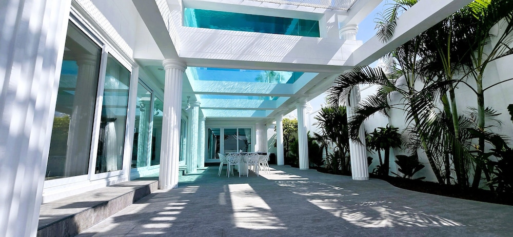 STARLAND Luxury Pool Villa Pattaya 8 Bedrooms