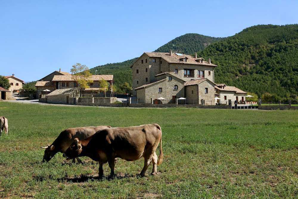 Casas Pirineo Aínsa: Historic Palace & Garden