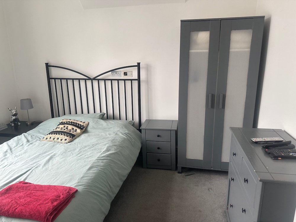 Southgate Home - Sleeps 12 - Parking - Central