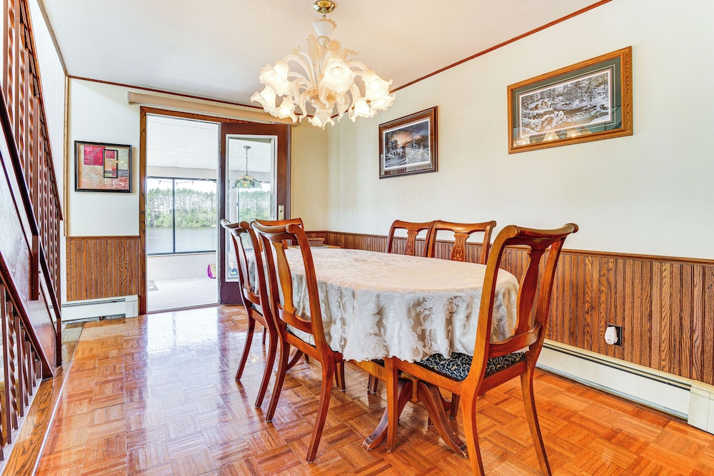 'love Lake Retreat w/ Hot Tub in New Richmond!