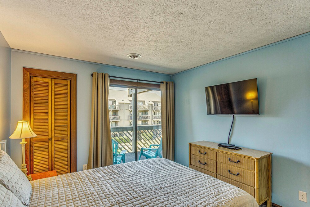 Walk to Ocean: Condo w/ 3 Pools in Myrtle Beach