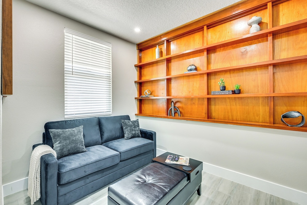 Modern Lakeland Golf Retreat w/ Putting Green