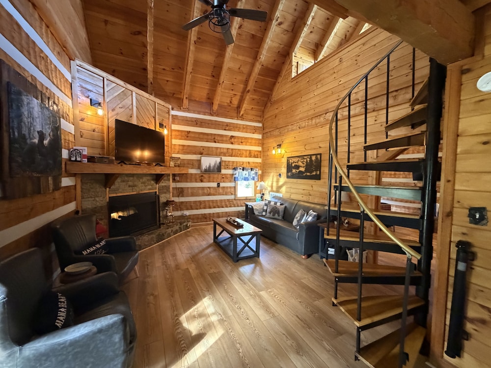 Boujee Bear Cabin With Hot Tub & Putting Green 2 Bedroom Cabin