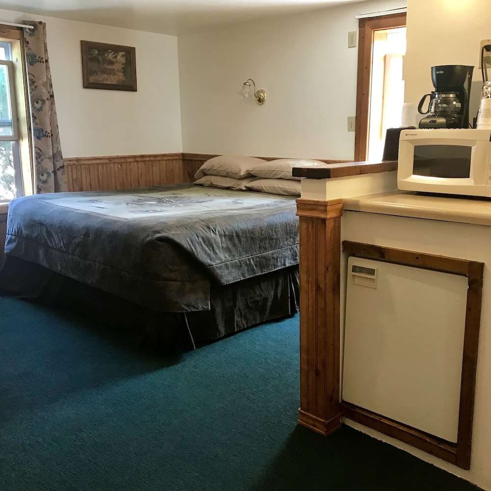 Tenderfoot Cabins & Motel