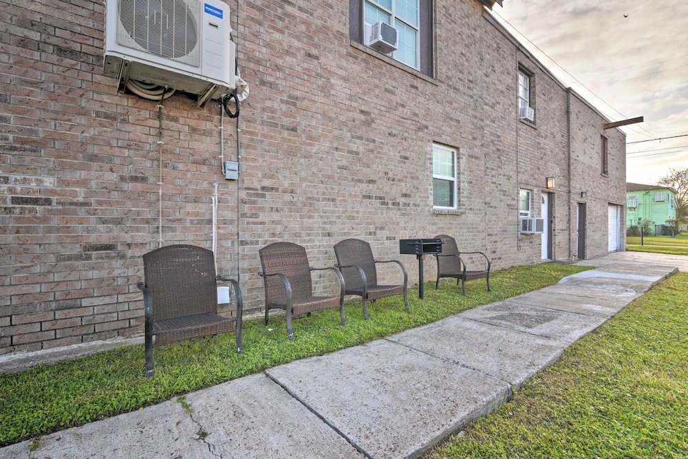 1/2 Mi to Beach: Convenient Retreat in Galveston! view 5