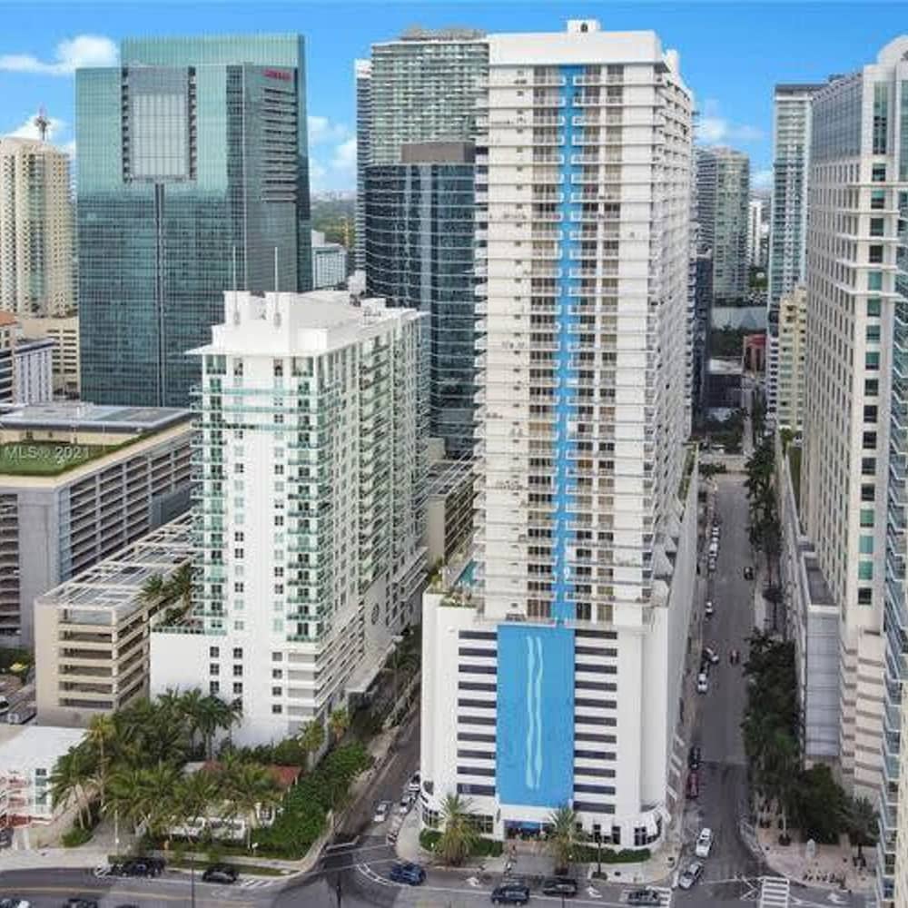 Modern 1-br Condo in Upscale Brickell Locale