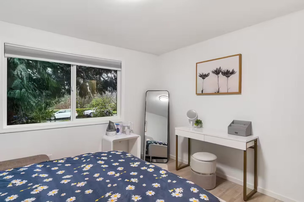 Comfortable Kirkland Home for Family & Remote Work