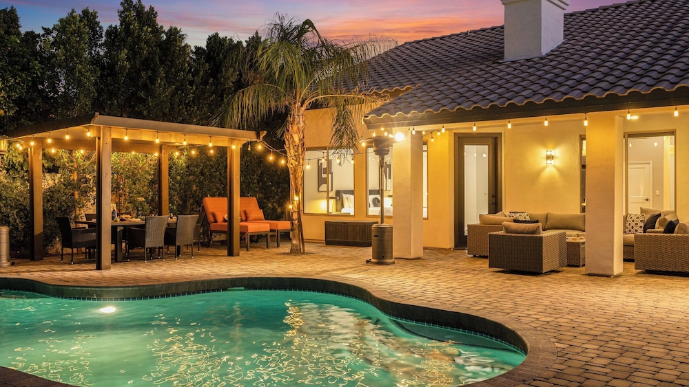 Private Pool, Outdoor Dining & Fireplace Near North Scottsdale Hotspots Desert Luma by Avantstay