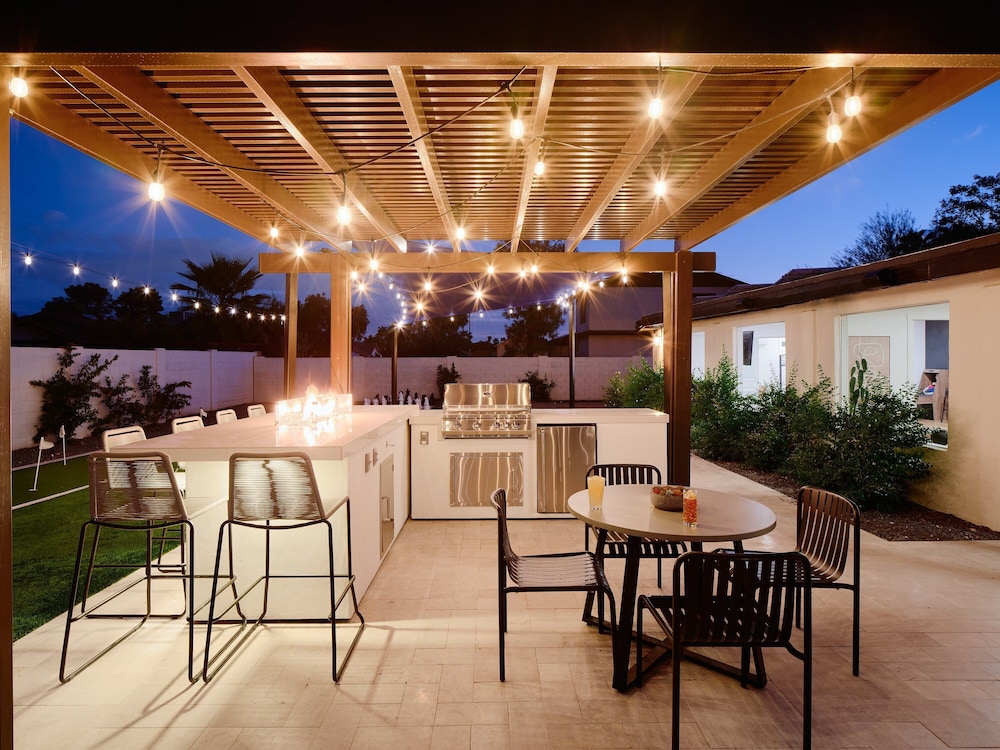 Sunburst Estate - Pool - Hot Tub - Tons of Games!