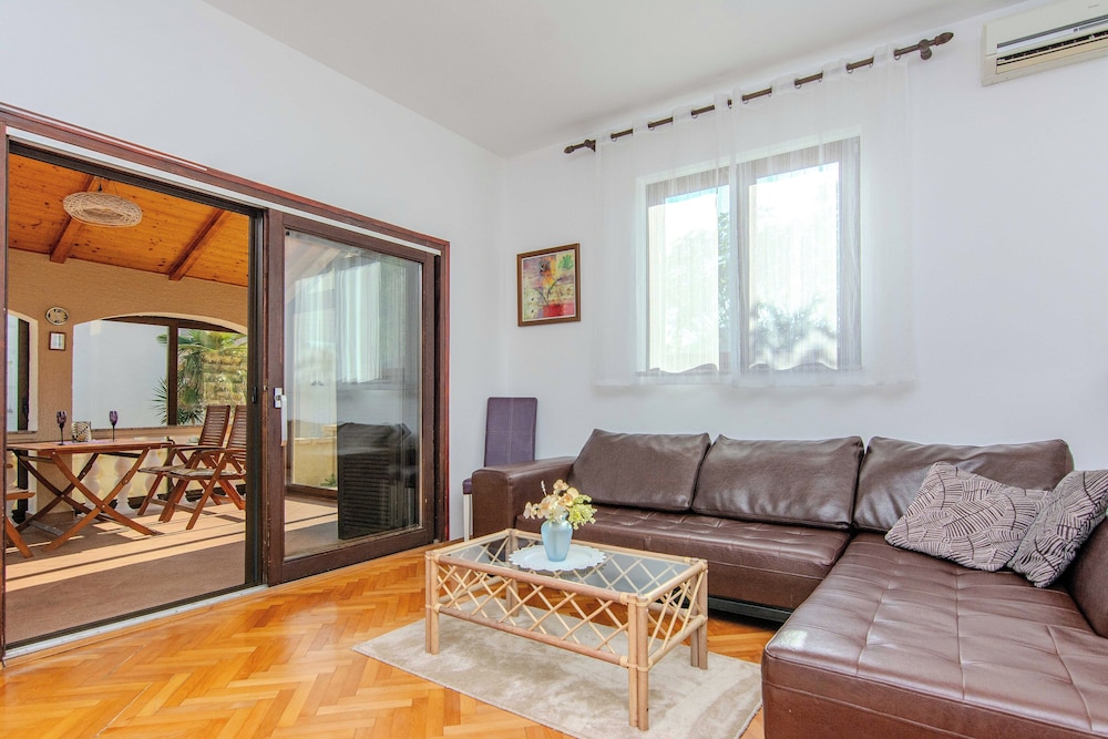 Holiday home Suric