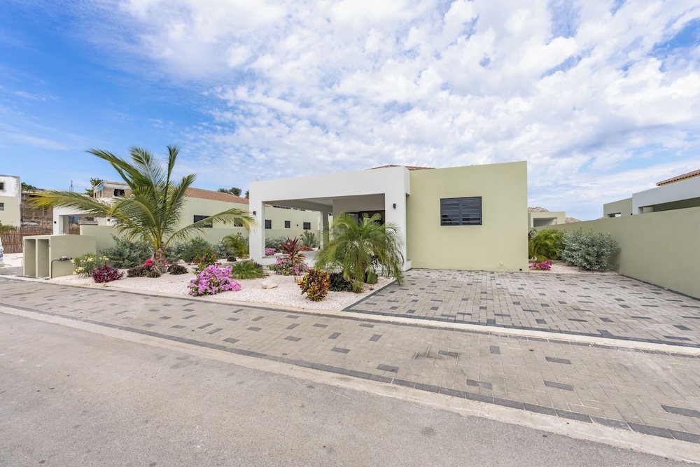 Infinity Blue villa with private pool at Mambo Beach