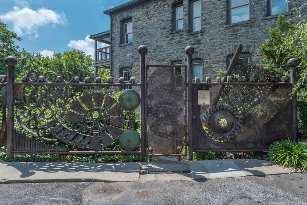 Cobalt Corner Dog Friendly Park Free Onsite view 3