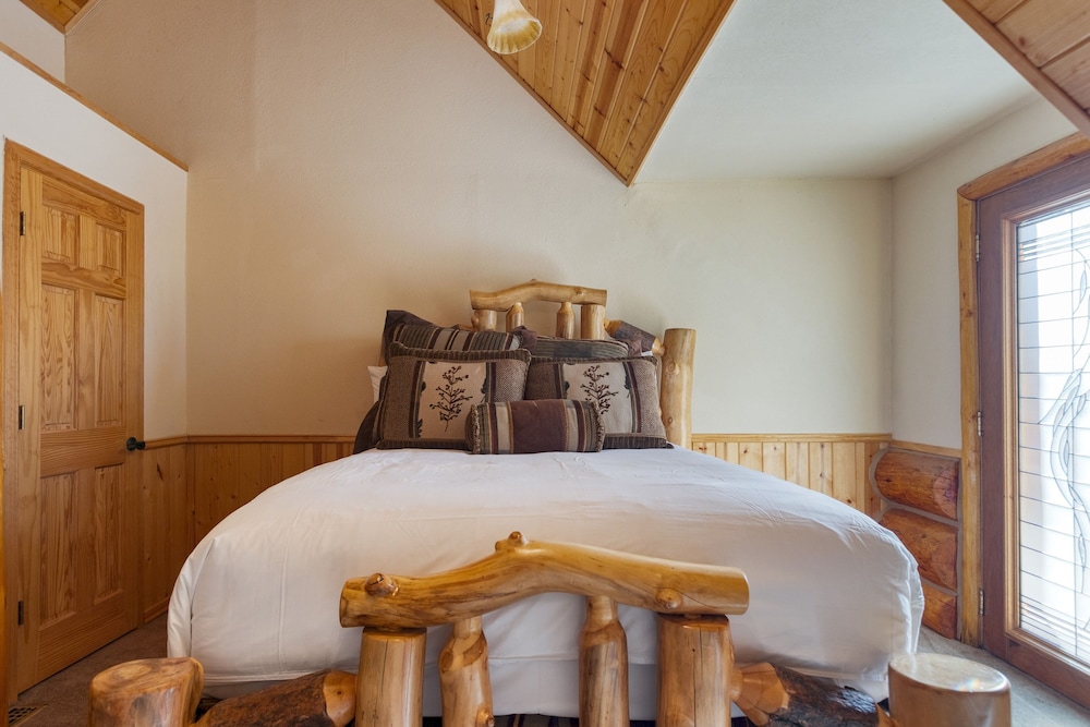 Forest Road by Avantstay Group Cabin w Hot Tub Minutes to the Lake