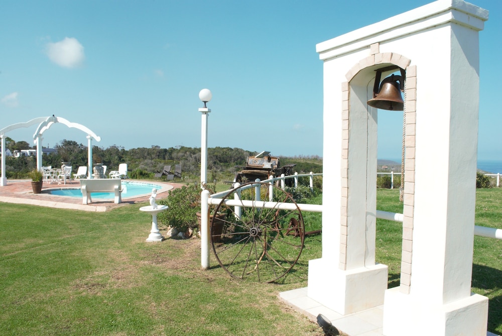 T'Niqua Stable Inn