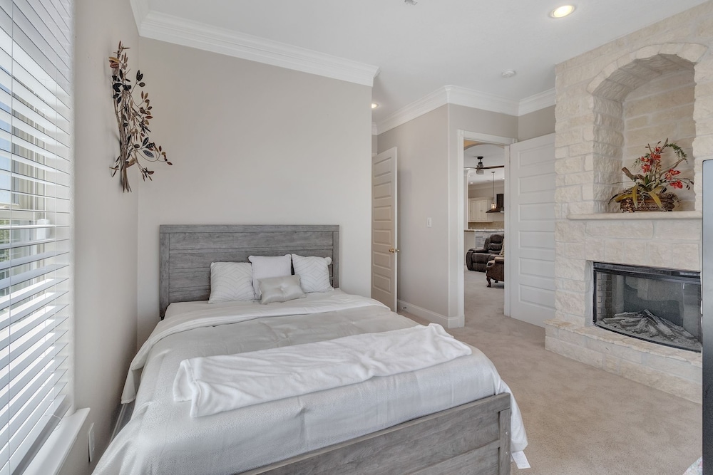 Charming 2 Story Retreat 2 Bedroom Home by RedAwning view 3