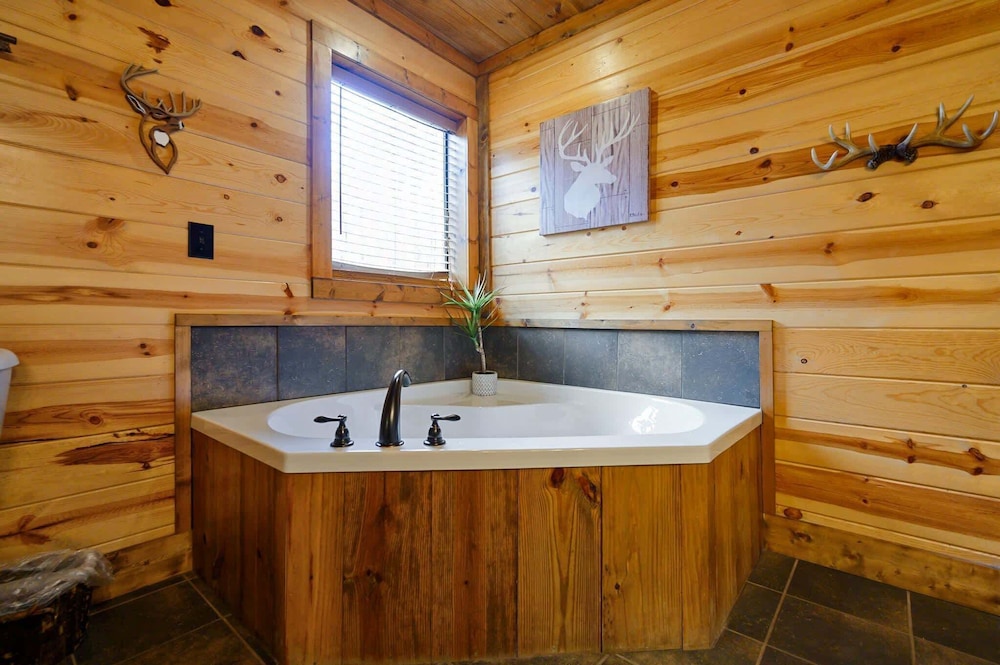 Whitetail Retreat Cabin for 13!