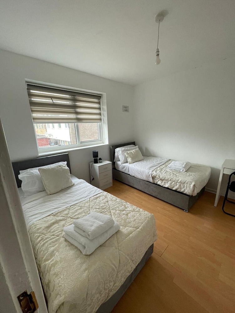 3-bed House - Garden & 30 Mins to Central London