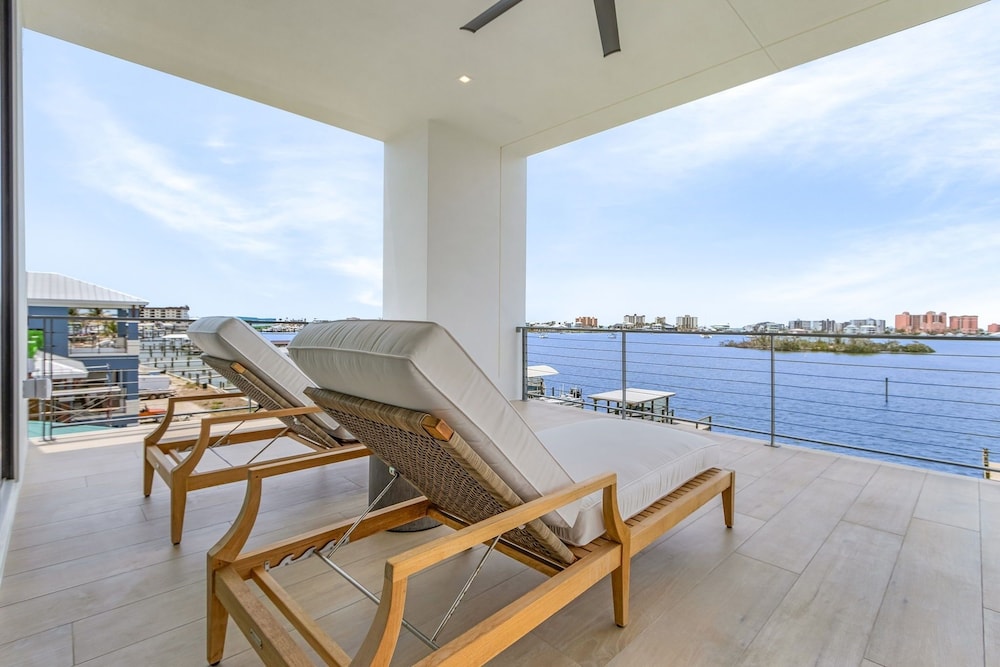 793 Shoreline Estate: 6bd/6br, Luxurious Pool Home On The Water! 6 Bedroom Home