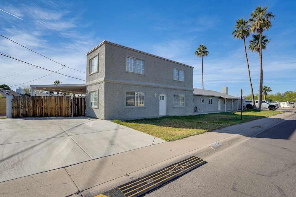 2 Mi to Old Town Scottsdale: Sleek Apartment