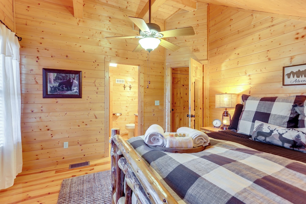 9 Mi to Dtwn Blue Ridge: Cabin w/ Deck & Grill!
