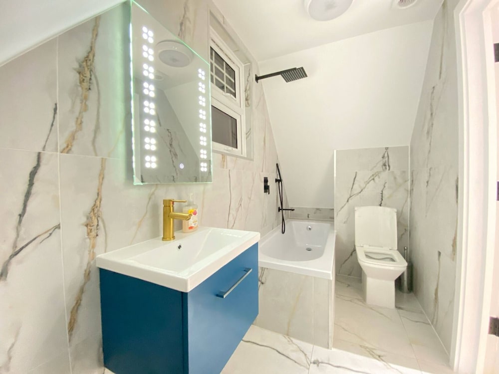 Dippen Hall Signature Apartment - Minutes From LGW