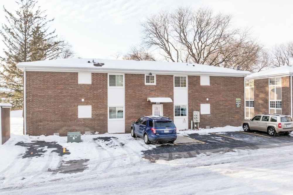 Modern 1BR Apt Near Lake & Downtown