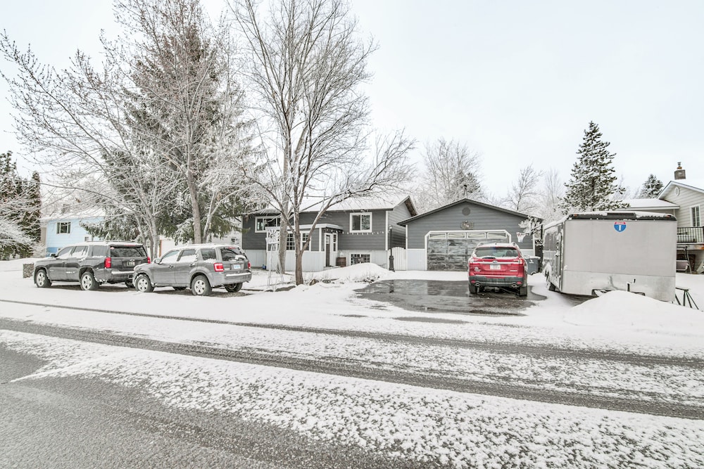 11 Mi to Bozeman: Family Home w/ Movie Room!