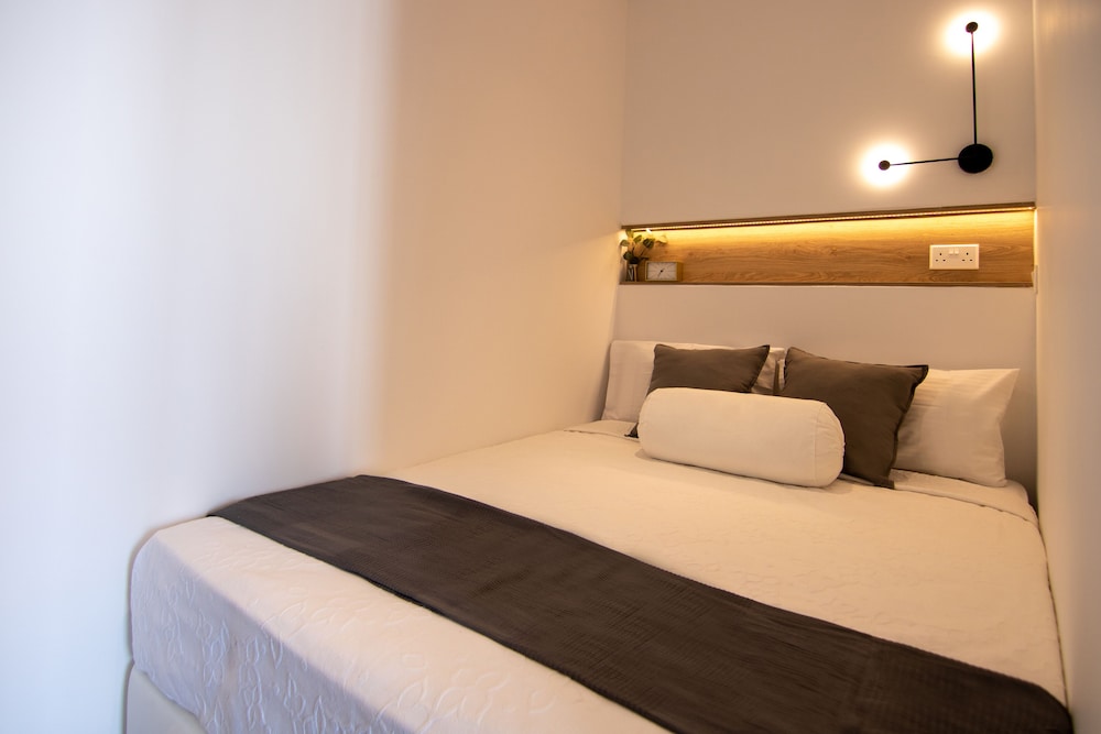 Phaedrus Living: Seaside Modern Flat Lighthouse 52 view 3