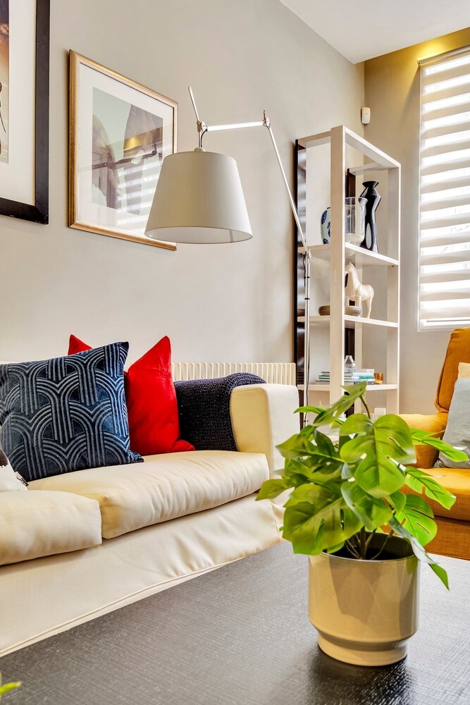 Luxe 4-bed Mews Home - 10 min to Harrods