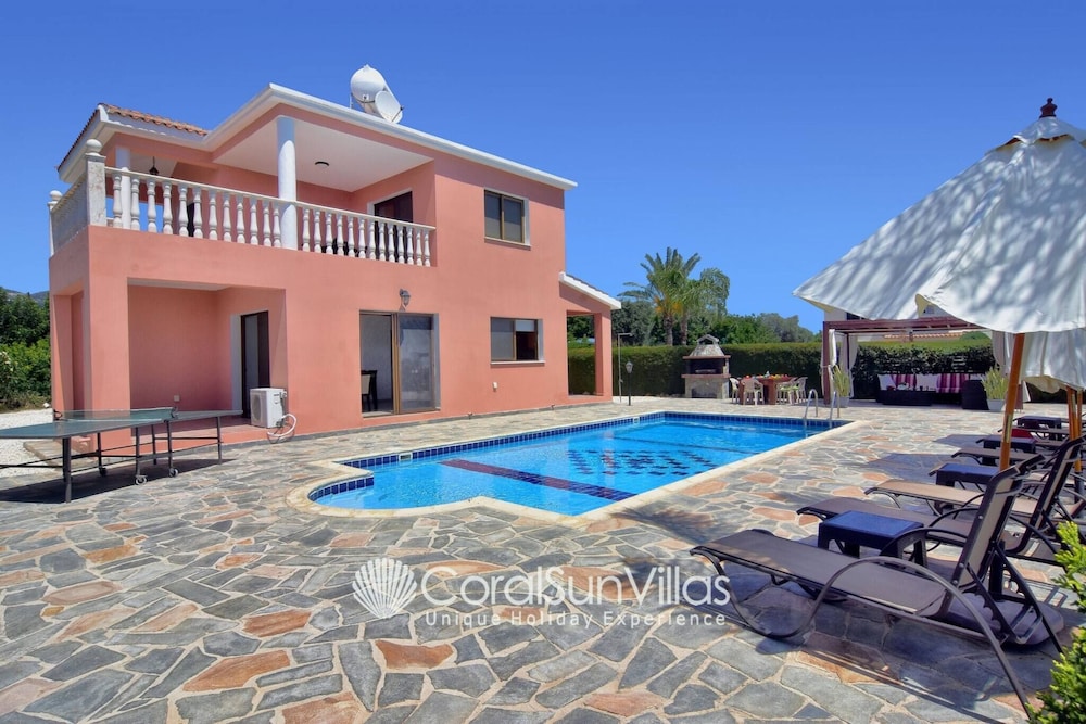Family Villa Short Walk To Coral Bay Strip 5 Min and Pub, Shops etc