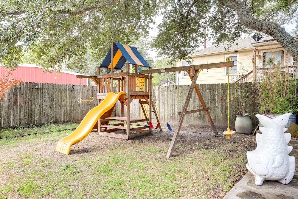 Near Beach & Attractions: Home in Galveston!
