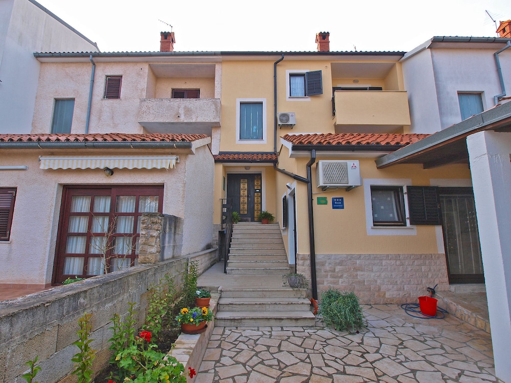 Apartment 946