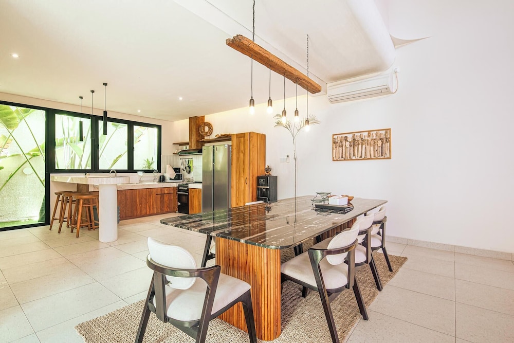 Chic 4-br Villa in Central Seminyak, Beach 5 Mins