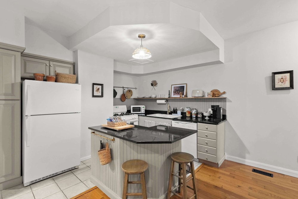 The Gustavus House - For 4! - Image 2