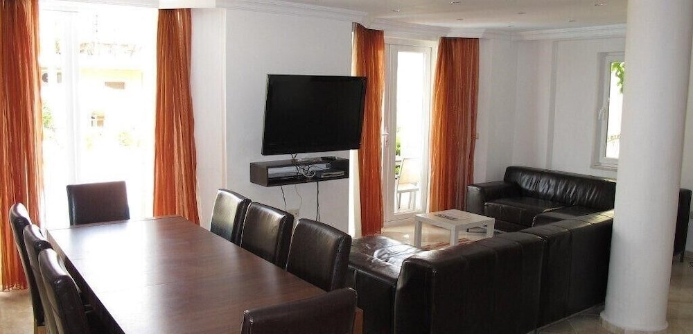 Villa CRL5 by JoyLettings view 5