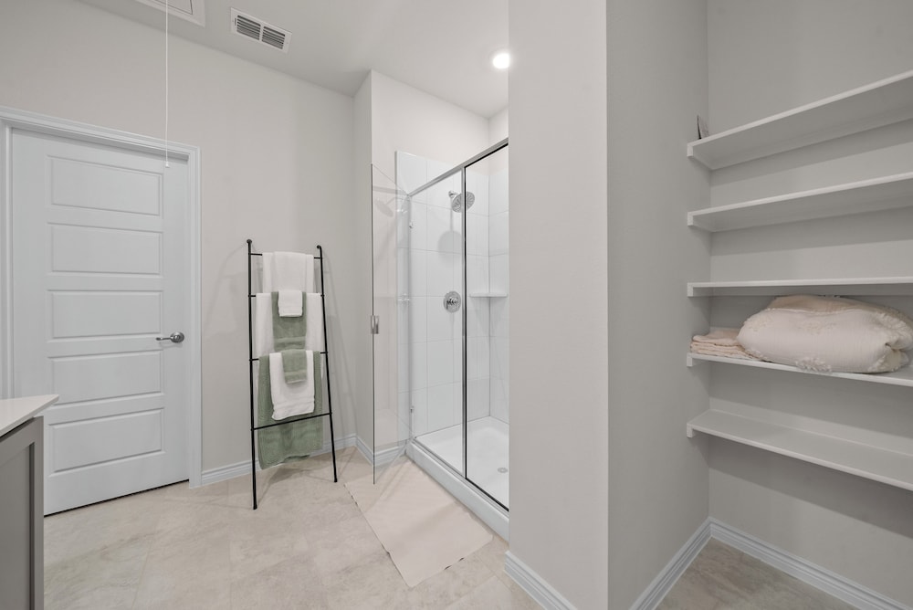 Luxurious 4-Bed Home in Aubrey TX
