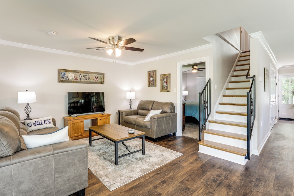 Riverfront Family Retreat w/ Yard in Saint Amant