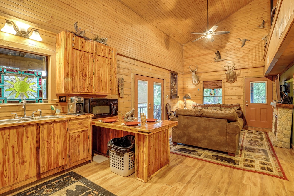 Private Pool: Fun Riverfront Retreat in Hamilton!