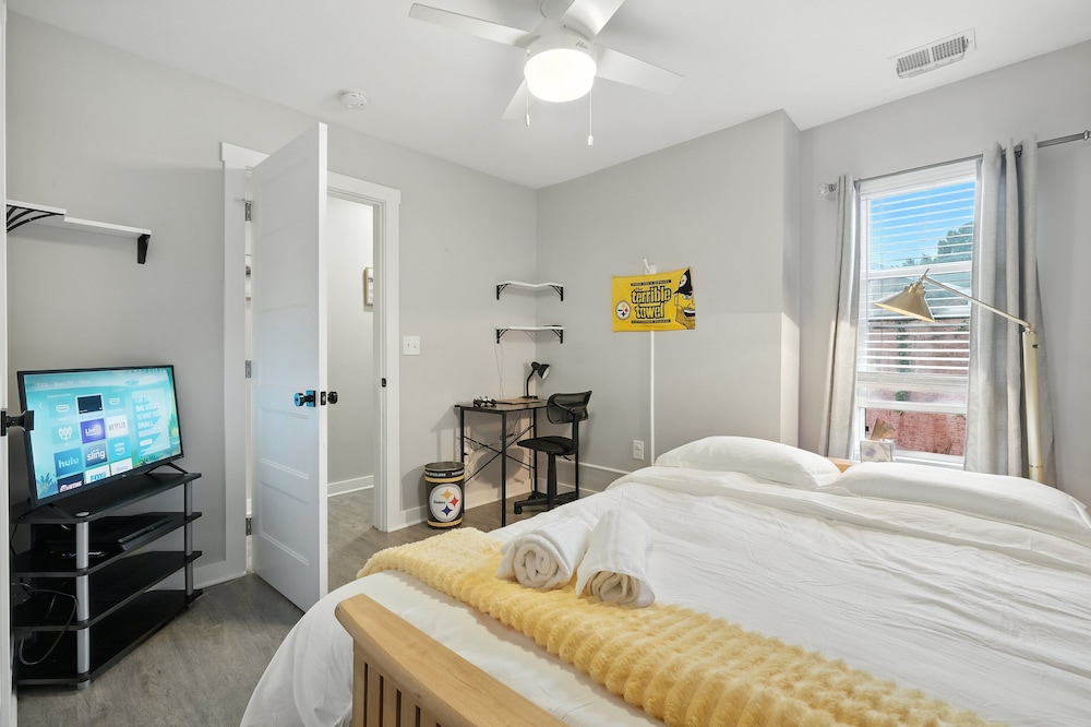 Cozy Historic Row Home- Near Stadiums! 3 Bedroom Home
