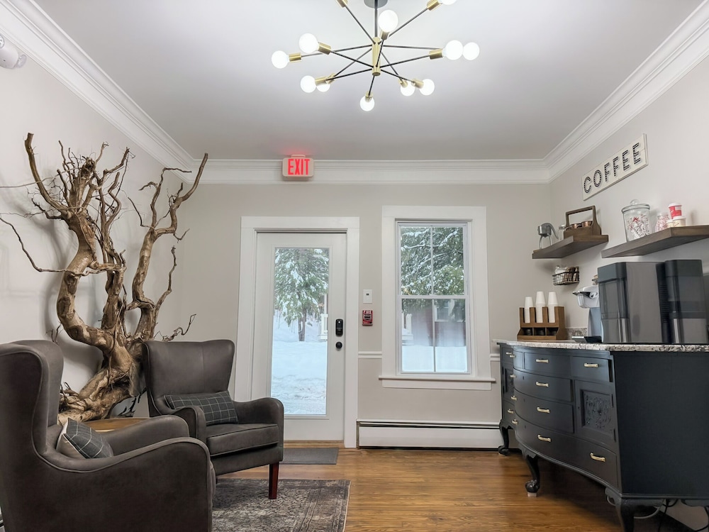 The Aurora Inn & Cottages