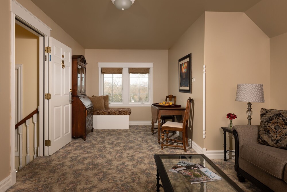 The Oakwood Inn Okoboji - Adults Only