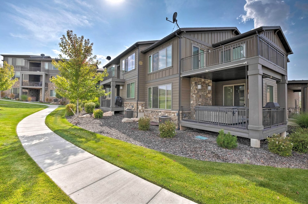 Modern Huntsville Resort Retreat w/ Deck & Hot Tub